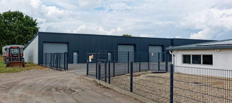 Zufahrt zum Werkstattgelände in Meerbusch-Lank