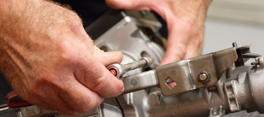 Volker Rothschenk setzt die Lenksäule nach der Reparatur zusammen.
